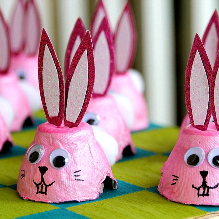 imádnivaló húsvéti nyuszi csillogó szemekkel és csillogó fülökkel - Húsvéti kézműves tojásos kartonokkal