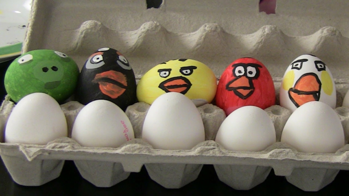 Oeufs visages d'Angry Birds - un jeu de smartphone populaire associé à des œufs