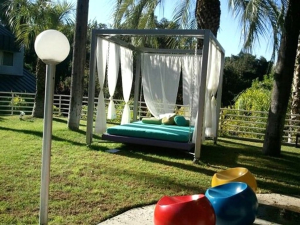 cama al aire libre hermoso entorno de palmeras