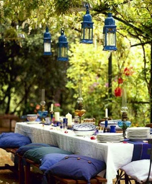 餐桌装饰，户外风灯和蓝色的枕头拉链