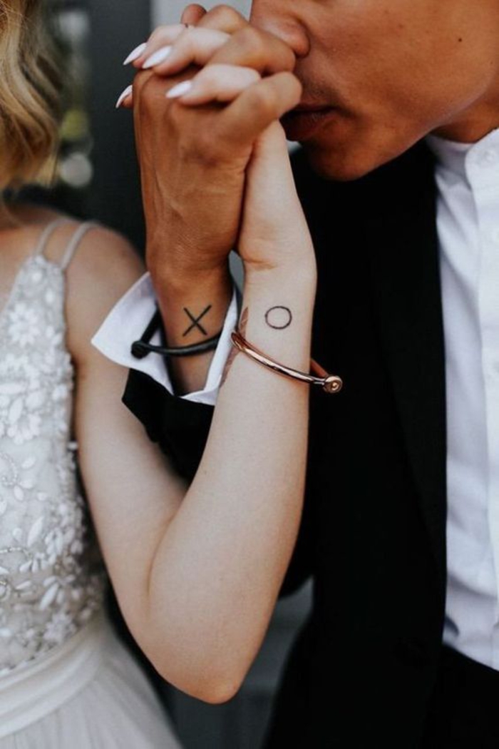 Ideas de tatto para parejas, tatuajes de brazo pequeño para ella y para él, prueba de amor