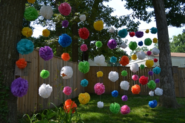 decoración de fiesta con bolas colgando de las ramas de los árboles