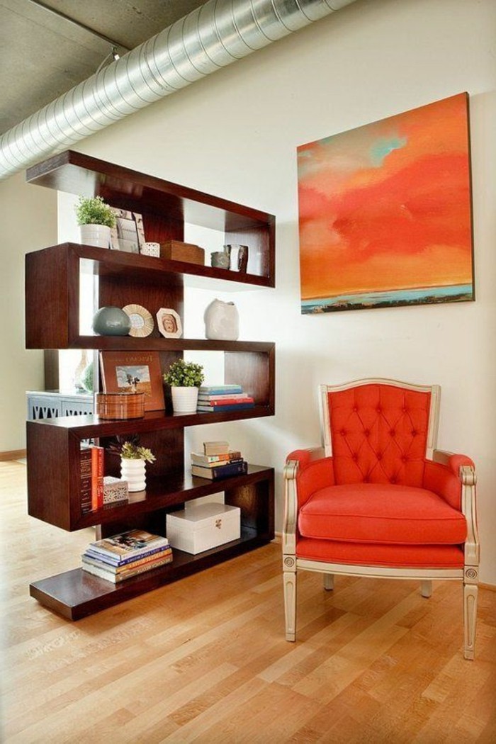 paravent书籍款待室分隔分区-货架房间隔断-货架-货架作为一种分隔壁，木地板 - 橙色沙发抽象图像