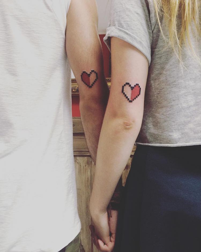 tatuajes para parejas que se complementan, dos corazones, tatuajes de brazo, rojo y negro