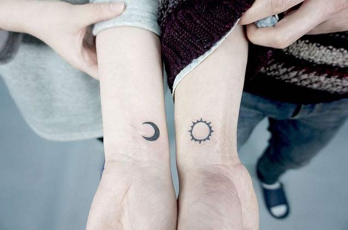 ideas de tatuaje para parejas, luna y sol, tatuajes de brazo pequeño, prueba de amor