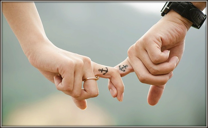 tatuajes para parejas, tatuajes de dedos pequeños, ancla, buena idea para los socios
