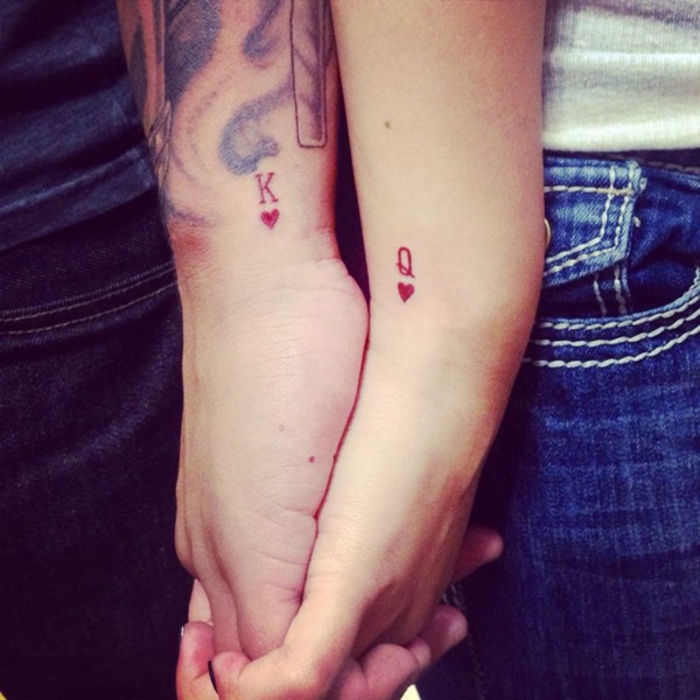 tatuajes para parejas, bella idea, rey y dama, corazones, rojo, tatuajes de brazo pequeño