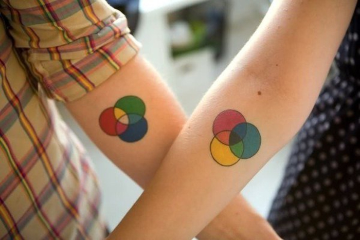 ideas de tatuaje para parejas, círculos de colores, tatuajes que se complementan entre sí