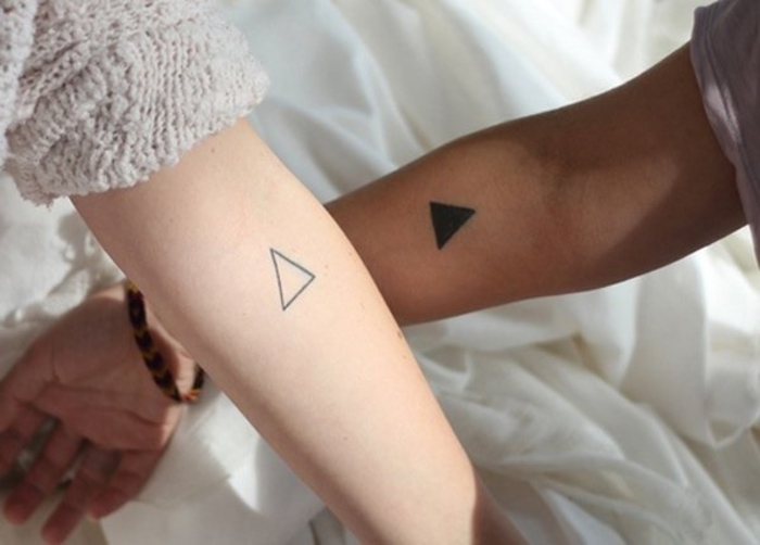 tatuajes para parejas, figuras geométricas, dos triángulos, tatuajes de brazo pequeño