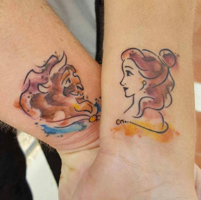 tatuajes para parejas, la bella y la bestia, motivo de Disney, tatuajes de colores