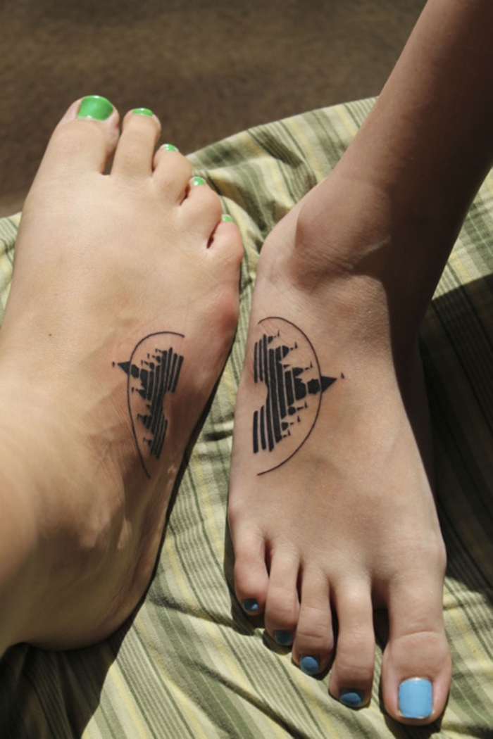 tatuajes para dos, motivo de disney, cerradura, tatuaje de pie, tatuajes que se complementan