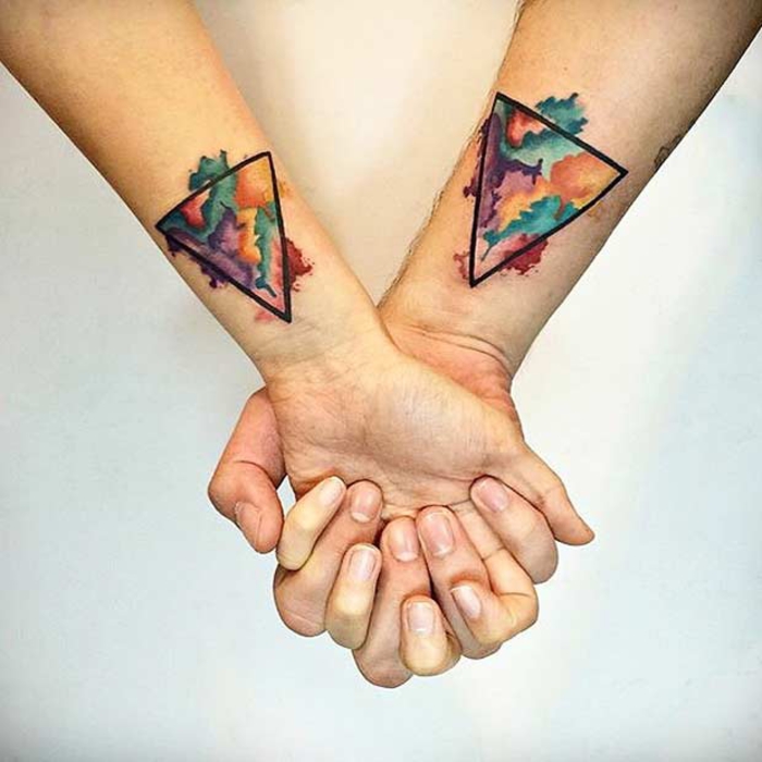 tatuajes para dos, abstractos, dos colores dreicke, tatuajes de brazos para parejas, a prueba de amor