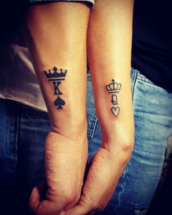 tatuajes para parejas que se complementan entre sí, rey y dama, espadas y corazón, tatuajes de brazo