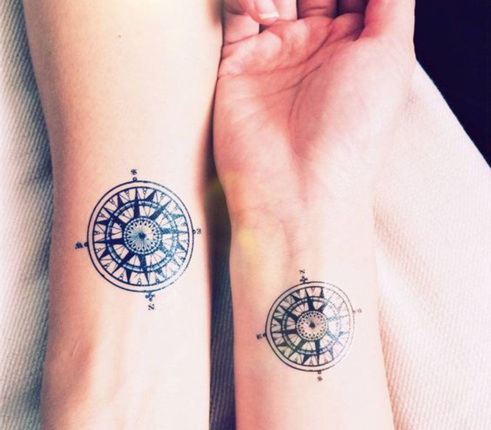 tatuajes para parejas, brújula, tatuajes de brazo para dos, negro