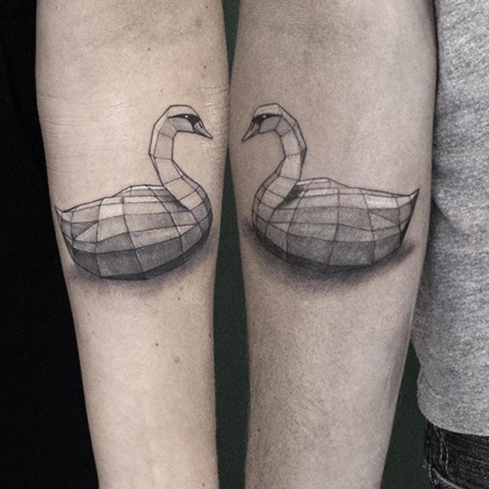 tatuajes para parejas que se complementan, dos cisnes, tatuajes de brazos para parejas