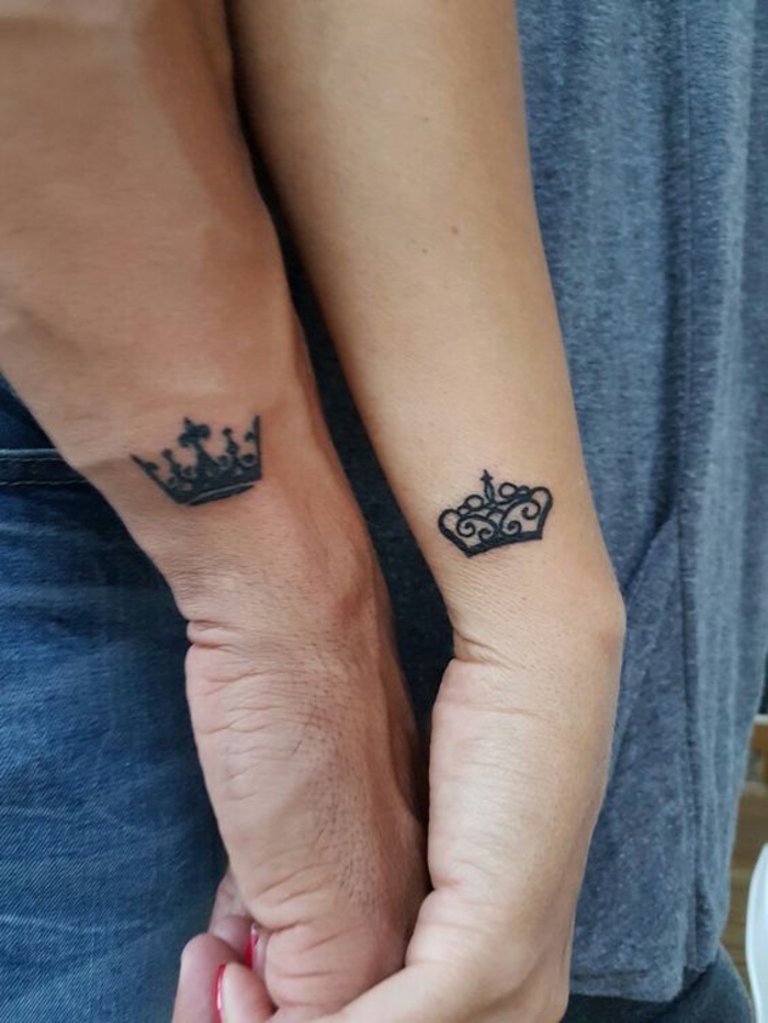 tatuajes para parejas que se complementan, dos coronas para ellos y para él, tatuajes de brazo pequeño