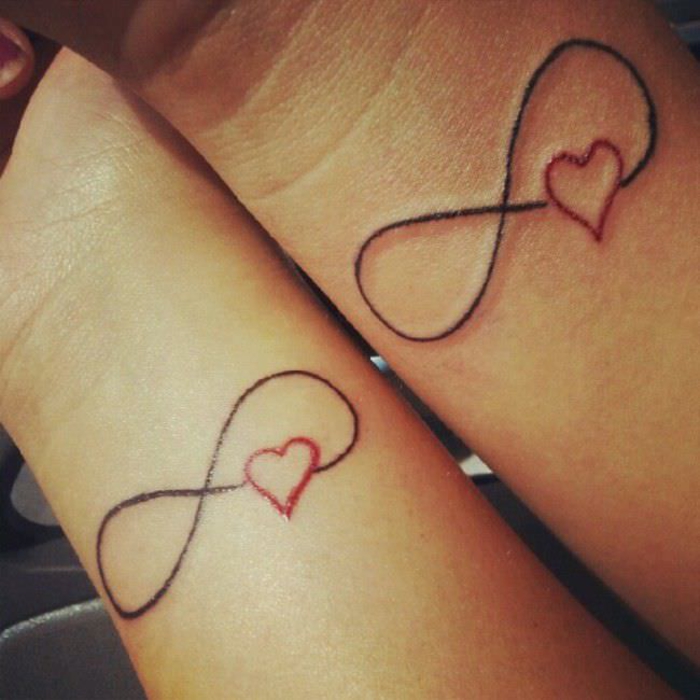 tatuajes para parejas, símbolo de paz con corazones, tatuajes de brazo pequeño