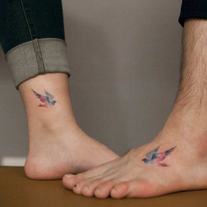 tatuajes para parejas, voegel colorido, tatuajes de piernas, idea hermosa y creativa para los socios