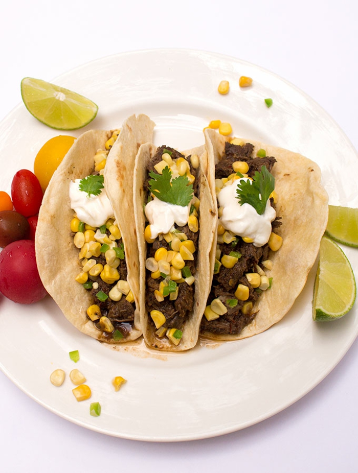 Valmista tacoja naudanlihan ja maissin kanssa, nopeasti ja helposti reseptejä monille vieraille