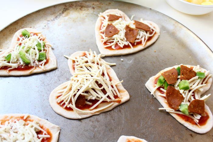 Valmista mini-pizza, leikkaa sydämet taikina ja koristele, yksinkertaiset reseptit osapuolille
