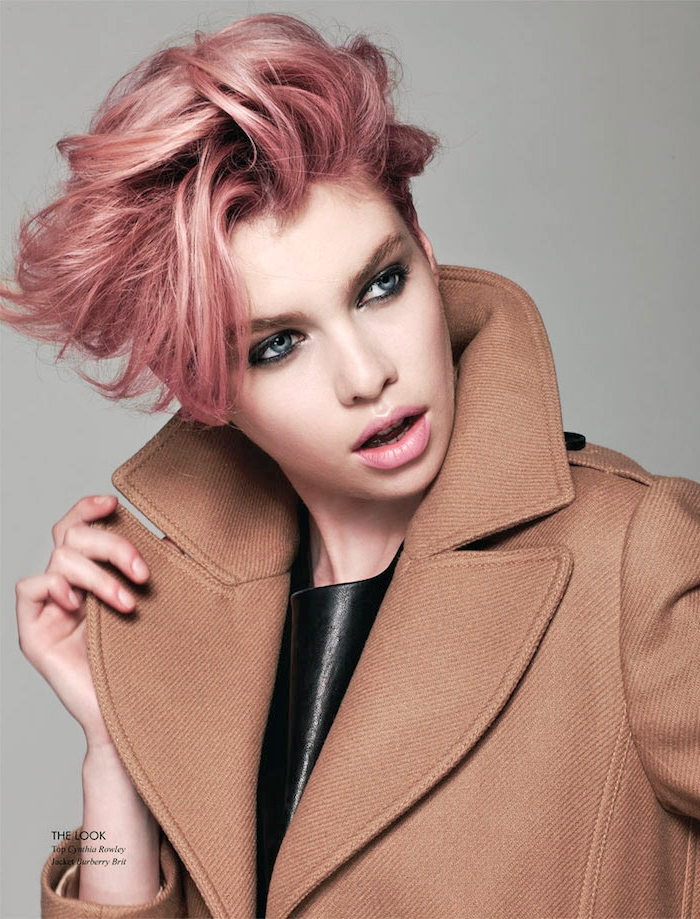 παστέλ ροζ μαλλιά, γυναίκα με καφέ παλτό και κοντό ροζ μαλλιά