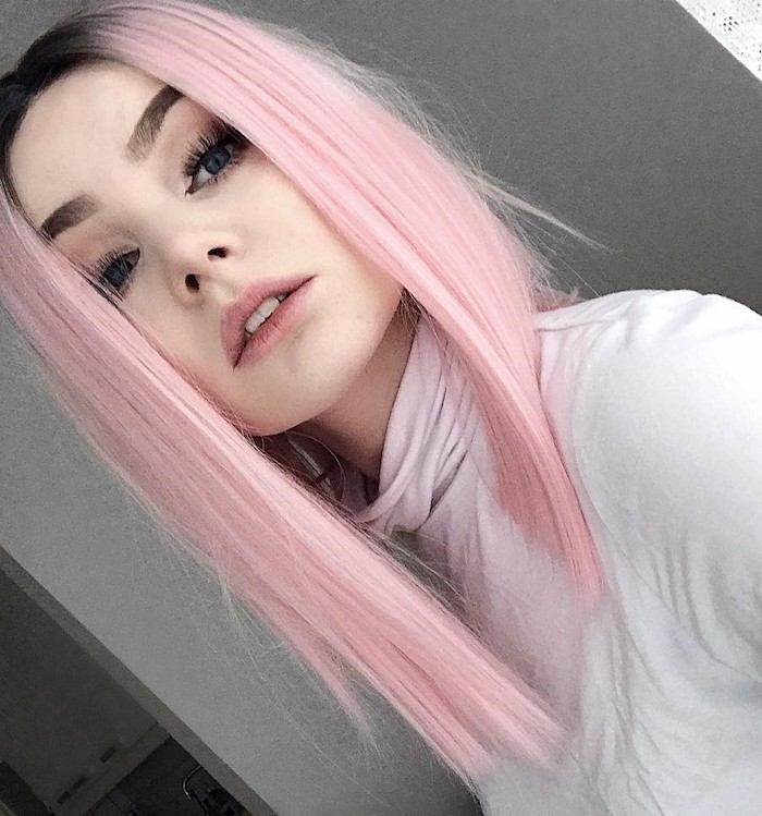 пастел розов цвят на косата, средно дълга гладка розово-руса коса с черна основа
