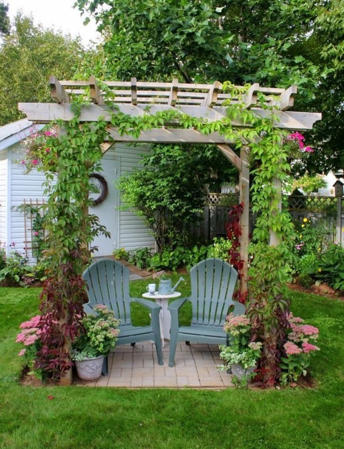 pérgola-en-patio-jardín-sillas