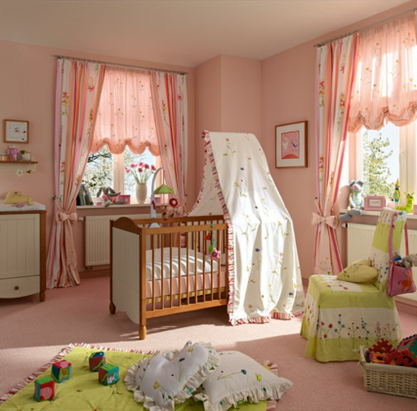 桃花色的窗帘装饰的例子，婴儿房 - 窗口