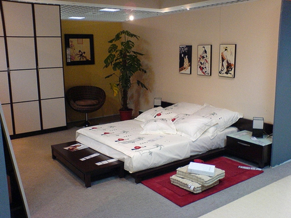 संयंत्र-दर-एक-अति आधुनिक बिस्तरों में-बेडरूम