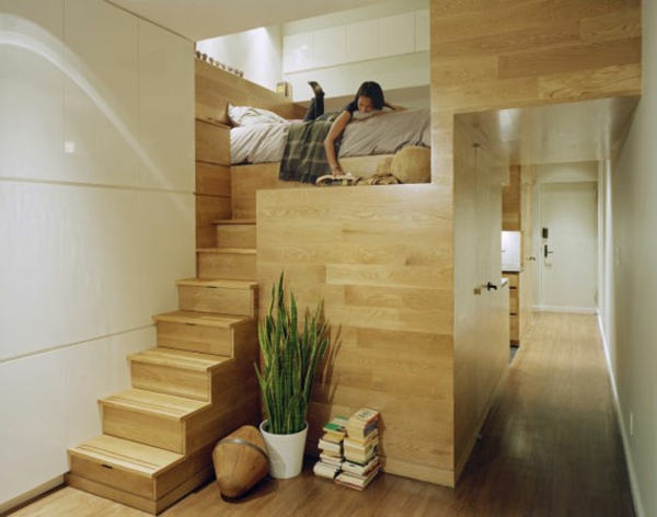 संयंत्र में बेडरूम-अगली लकड़ी सीढ़ियों
