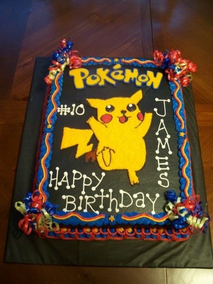 Esa es una idea para un pastel de chocolate pokemon con un pikachu de esencia pokemon amarillo y titulares blancos y amarillos