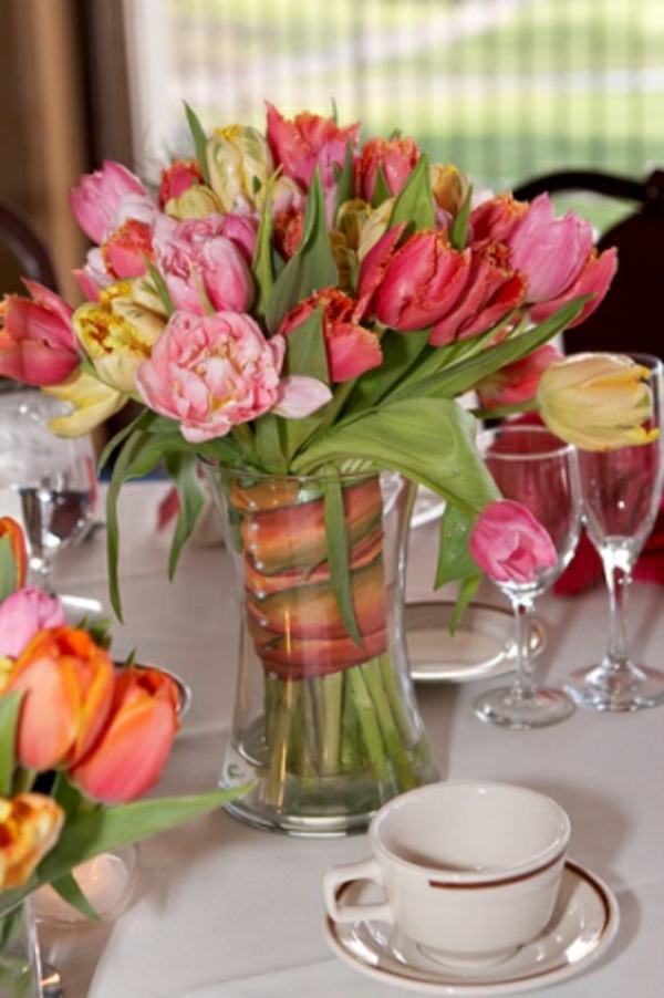 टेबल डेको-साथ-ट्यूलिप-पीली-लाल-गुलाबी कांच फूलदान