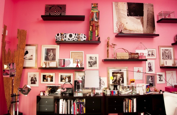розови стени, супер-много книги-рафтове и много книги на стената