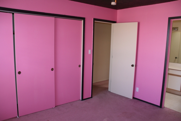 ροζ-τοίχο-χρώμα-δωμάτιο-χωρίς-έπιπλα-όμορφη εμφάνιση