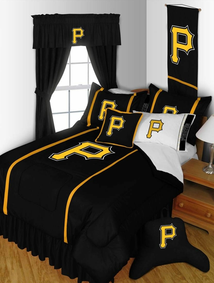 黑色的窗帘，黑色的床单上有一个黄色的图标 - 苗圃装饰的想法