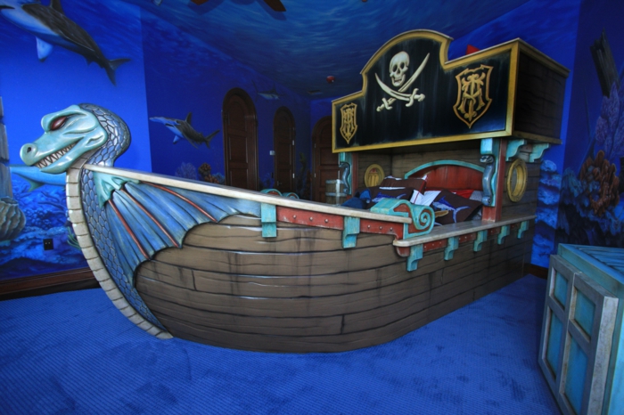 बच्चे चुपचाप एक समुद्री डाकू जहाज बिस्तर - समुद्री डाकू फर्नीचर में सोता है