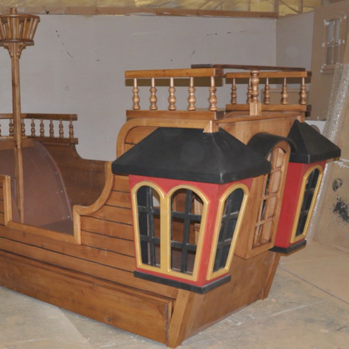 ένα ξύλινο πλοίο ως παιδική διακόσμηση κατά τη διάρκεια μιας ανακαίνισης - πολύ ωραία
