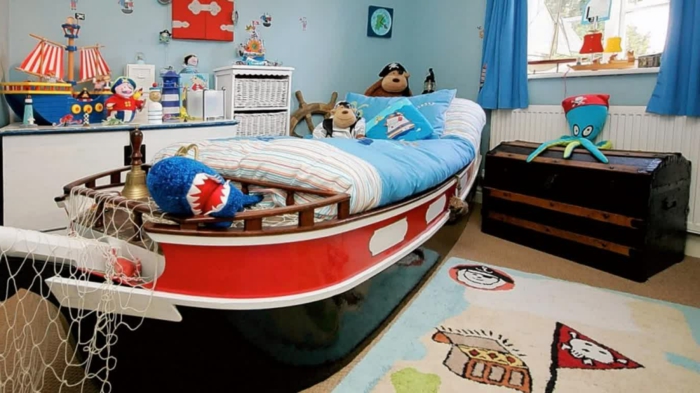 एक नेट समुद्री डाकू भालू और अन्य खिलौने नर्सरी लड़के के साथ नाव का बिस्तर