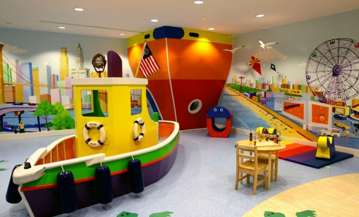 一个儿童游乐室，有船和船的人物和漂亮的墙面设计