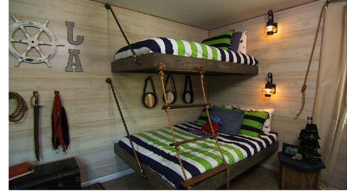 Σκάλες σχοινιού στο δεύτερο κρεβάτι, τροχός στον τοίχο πράσινο φύλλα δύο λαμπτήρες