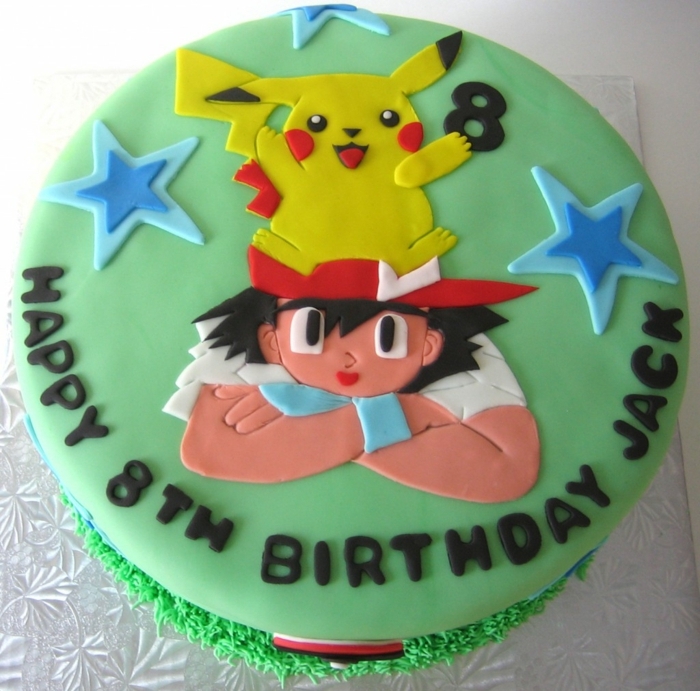 עוגת פוקימון ירוקה - פיקאצ'ו צהוב, שני כוכבים כחולים, נער עם כובע אדום