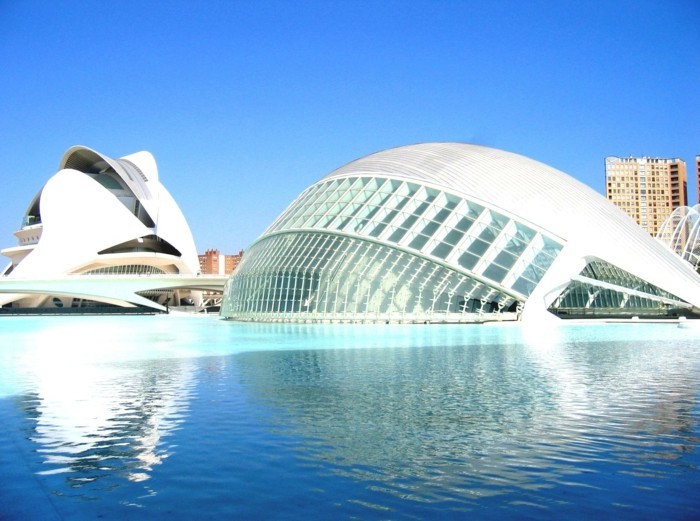 posztmodern-architecktur-a-kerek épület a vízben
