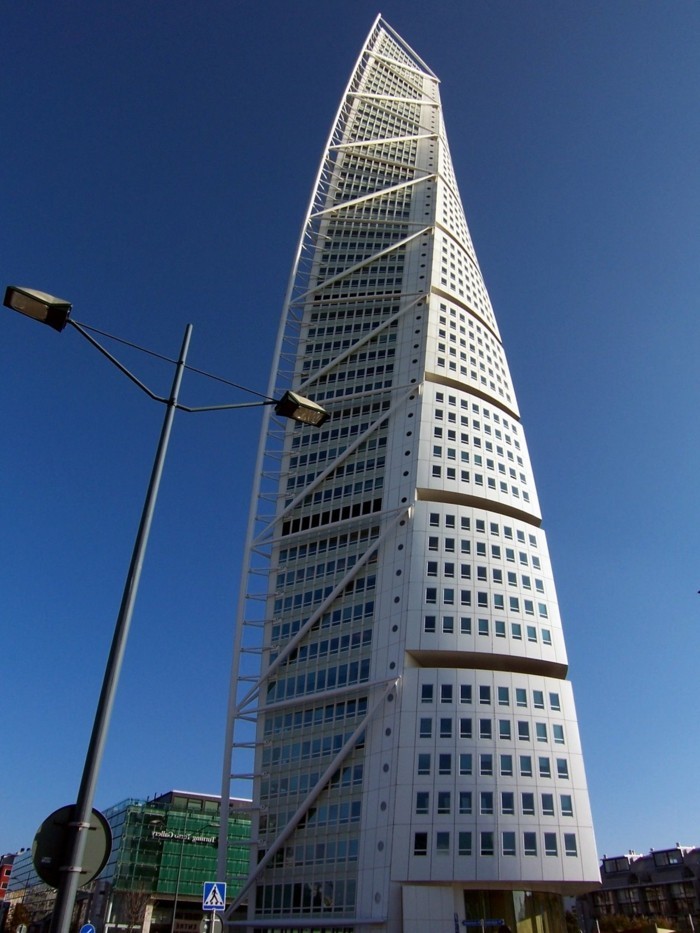 posztmodern-építészeti-felhőkarcoló-with-hegyes formájú