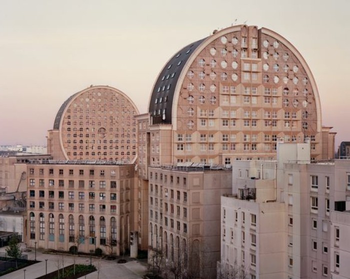 poszt-modern építészet-két felhőkarcoló-with-kör alakú