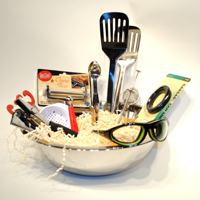 一个作为礼物篮的碗覆盖着厨房用具，餐具等