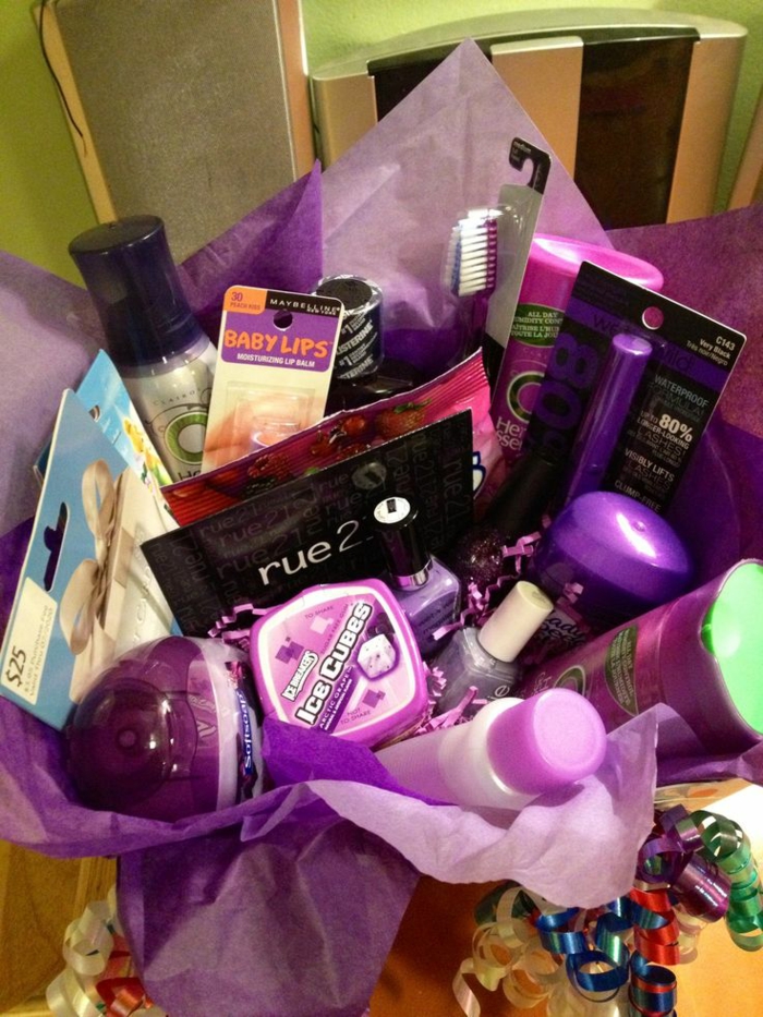 紫色的化妆品手段包装纸礼品篮内容的女人