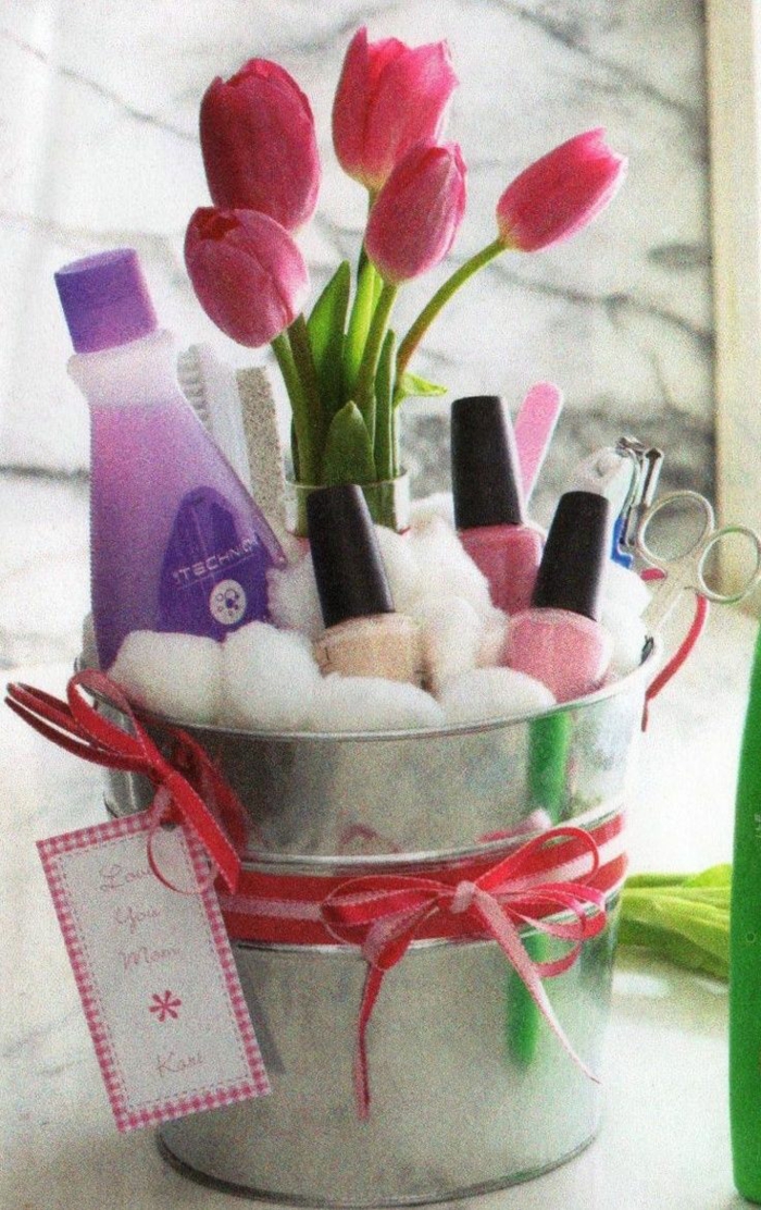 母亲节礼物篮内容 - 指甲油和修指甲配件鲜花