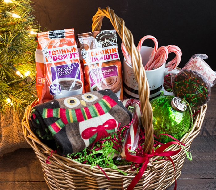 用甜食和圣诞节温暖的围巾制作自己的篮子