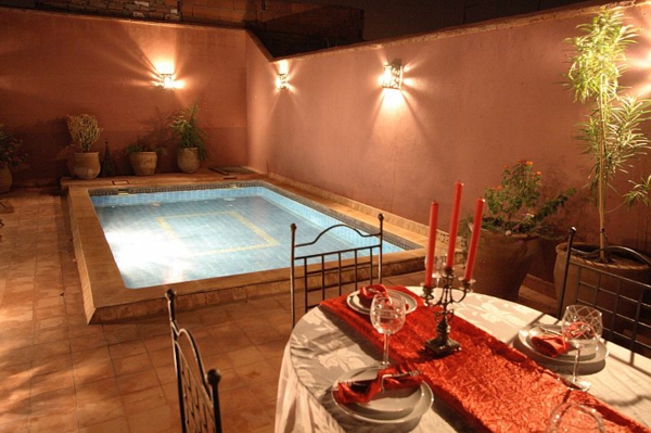 تصميم شرفة مع حوض سباحة وثريات جميلة