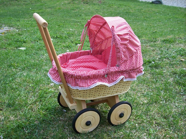 गुड़िया वैगन टोकरी गुलाबी रंग - घास पर
